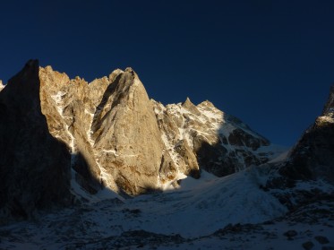 Das Massiv des Melryi Shan mit seiner höchsten Erhebung ganz rechts assen