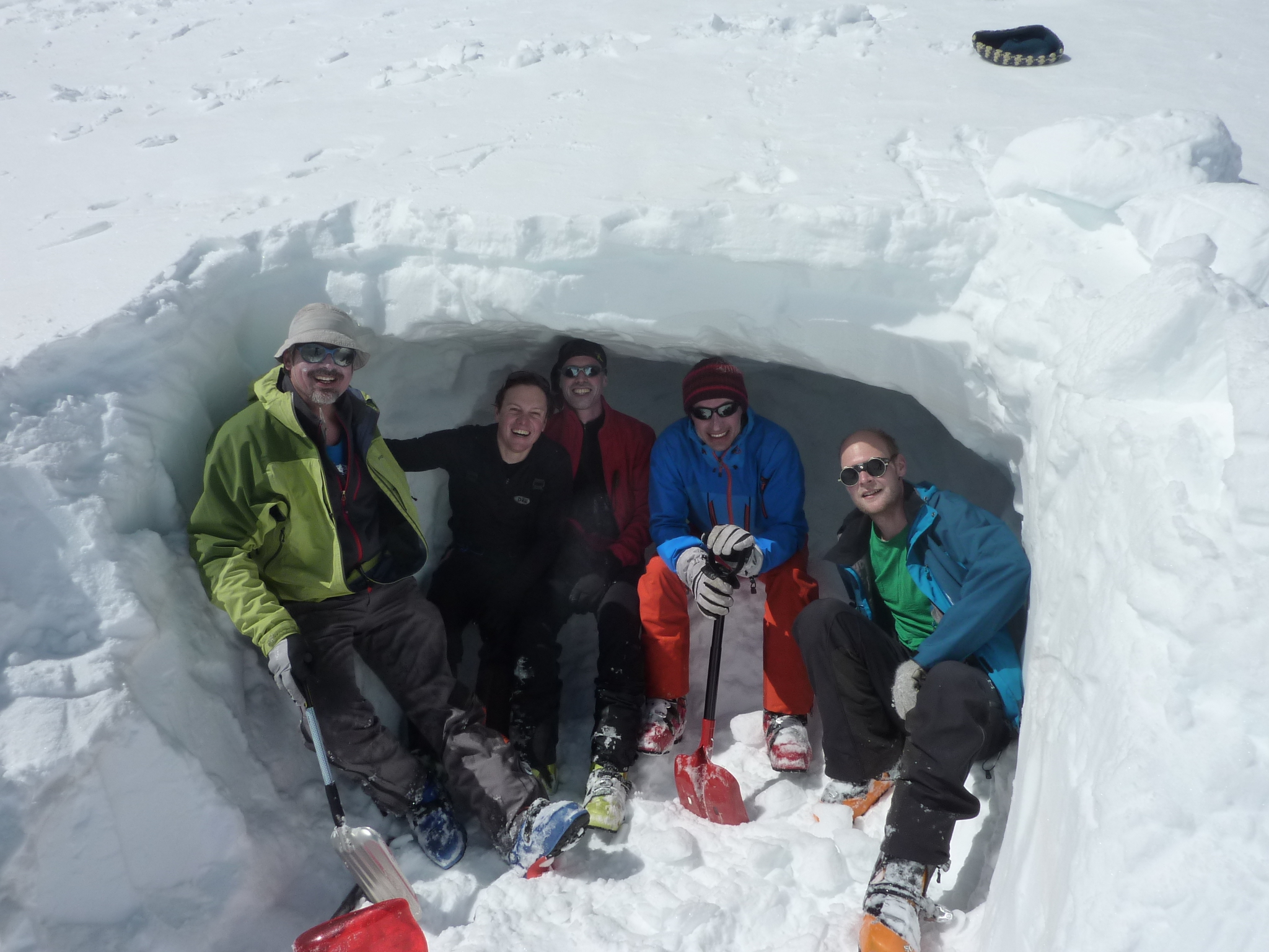 Kurze Verschnaufpause beim Schneehöhlenbau Kurze Verschnaufpause beim Schneehöhlenbau